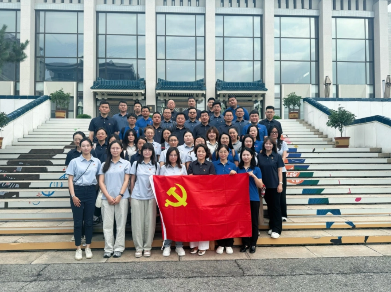 銘記歷史，砥礪前行—— 中建材信息各黨支部開(kāi)展《南京照相館》觀影活動(dòng)